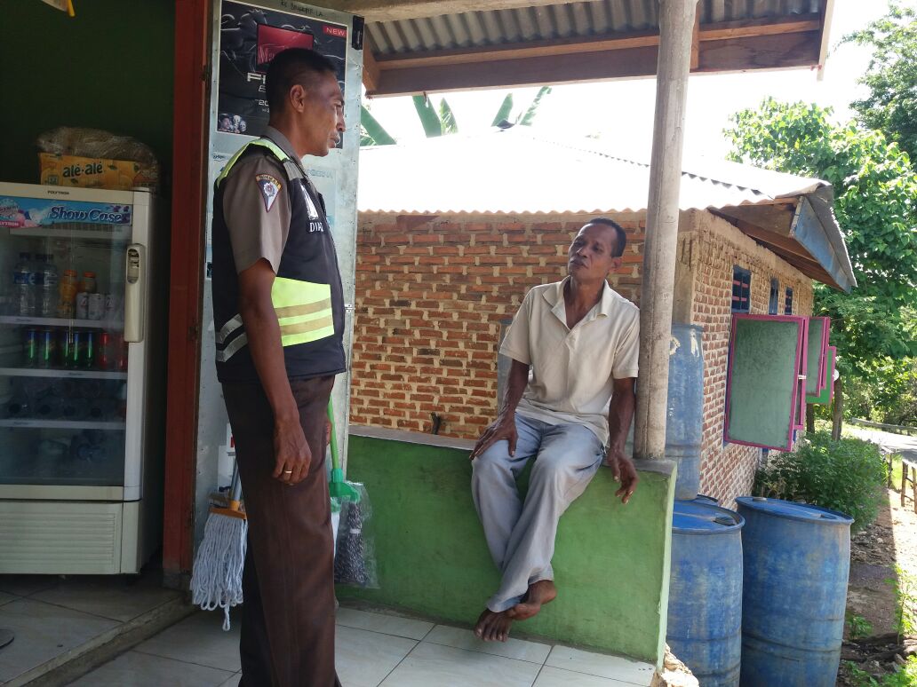 Bhabinkamtibmas Tanjung Bunga Polres Flotim Turun Ke Desa Binaan Antisipasi Gangguan Kamtibmas Jelang Pilgub NTT 2018