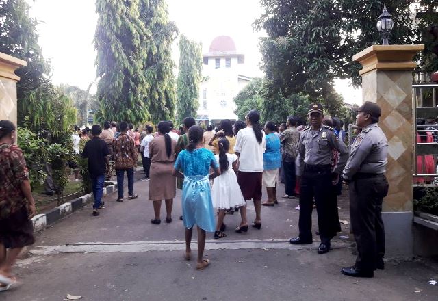 Ops Semana Santa 2018, Personil Polres Flotim dan Jajaran secara Serentak Lakukan Pengamanan Misa Minggu Palma Jelang Perayaan Paskah