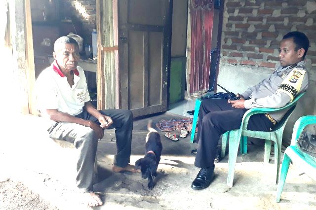Jelang Pilgub NTT 2018, Bhabinkamtibmas Desa Bama Menyapa Warganya Himbau Anti Hoax dan Isu Sara Melalui Medsos