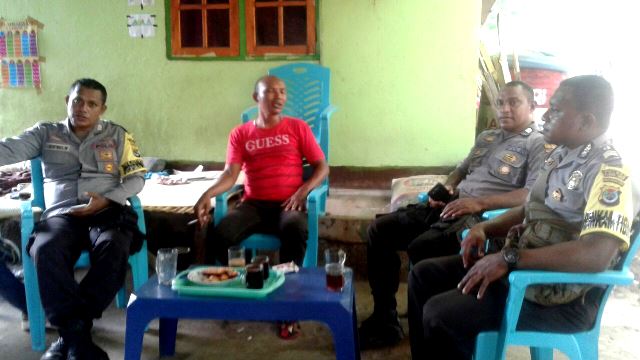 Serukan Anti Hoax dan Pilgub NTT Aman Damai Dibumi Flotim, Kanit Binmas Bersama Bhabinkamtibmas Polsek Solor Sambangi Tokoh Pemuda Desa Lewohedo