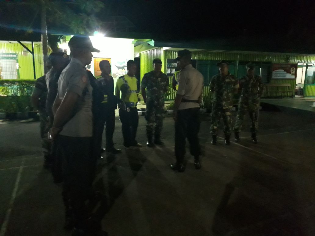 Jelang Pilkada 2018, Kapolsek Adorim Pimpin Patroli Gabungan TNI - Polri Untuk Menekan Angka Kriminalitas