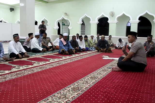 Kapolres Flotim Berikan Kultum Tentang Berita Hoax dan Pesan kamtibmas Sebelum Hadiri Pembukaan MTQ Ke 27 Tahun 2018 Tingkat Kabupaten Flotim