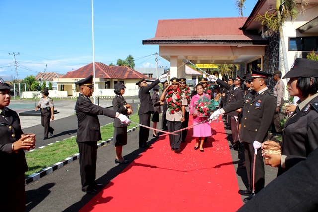 3 Anggota Polres Flotim Purna Bhakti Dilepas Dengan Tradisi Pedang Pora