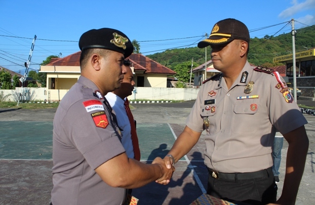 Berhasil Tangani kasus 3 Anggota Polsek Wulanggitang Mendapat Reward Dari Kapolres Flotim