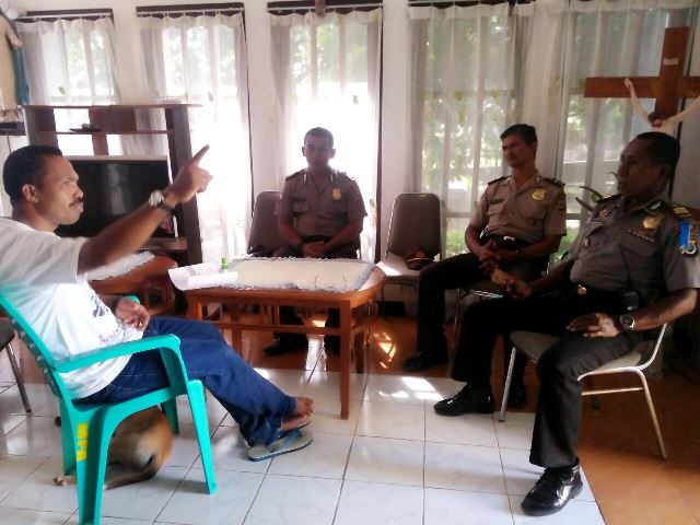 Jelang Pilgub NTT 2018, Kasat Binmas bersama Kasubbag Humas Polres Flotim Silaturahmi Tokoh Agama Katholik Rm. Pit Hurint, Pr