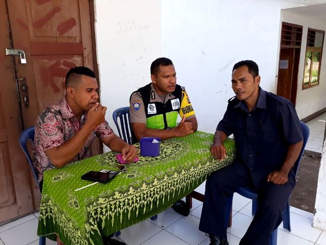 Jelang Pilgub Ntt 2018, Bripka Emanuel Nato Hokeng Bersama Bhabinkamtibmas Mengajak Guru SMU PGRI  Larantuka Untuk Menjaga Sitkamtibmas dan Jangan Terprovokasi Berita Bohong / Hoax