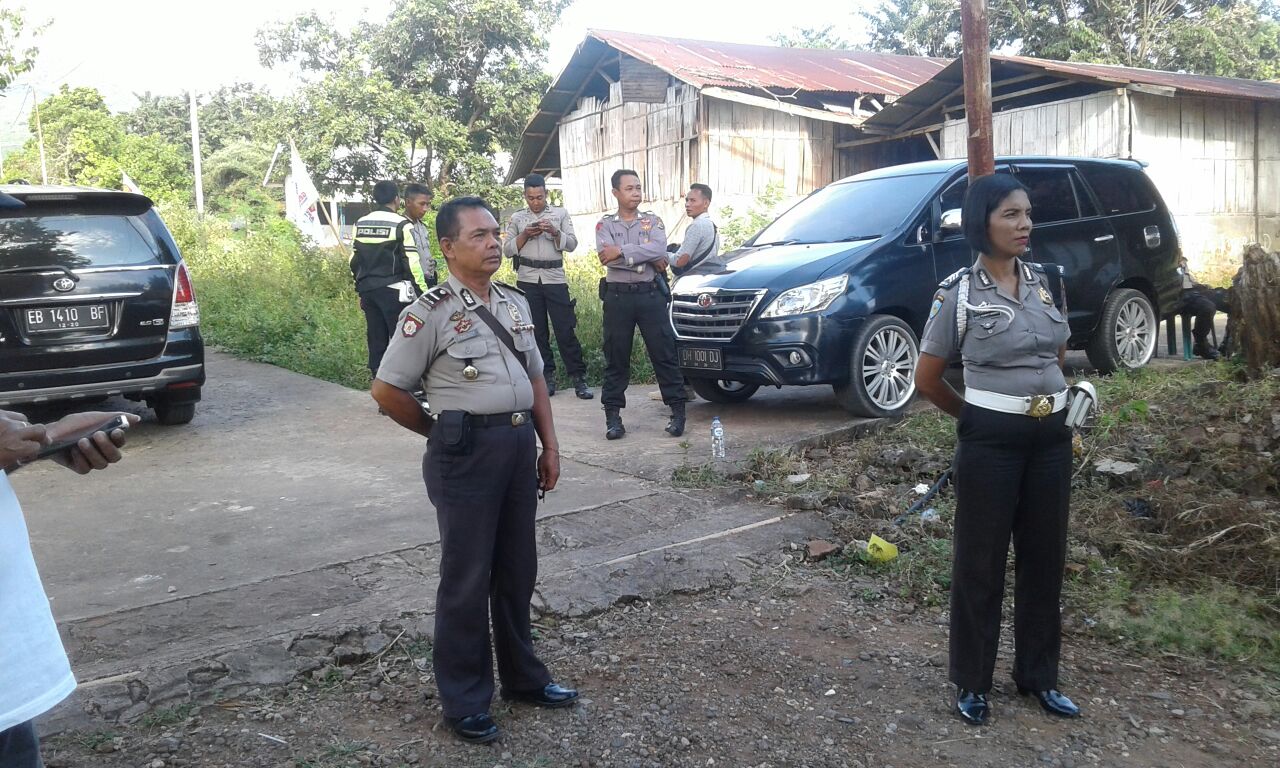 Personil Gabungan BKO Polda NTT Bersama Personil Polres Flotim Melaksanakan Pengamanan Kampanye Paslon Gubernur dan Wakil Gubernur NTT Periode 2018/2023 dari Paket Eston - Christ di Zona IV Wilayah Kabupaten Flores Timur