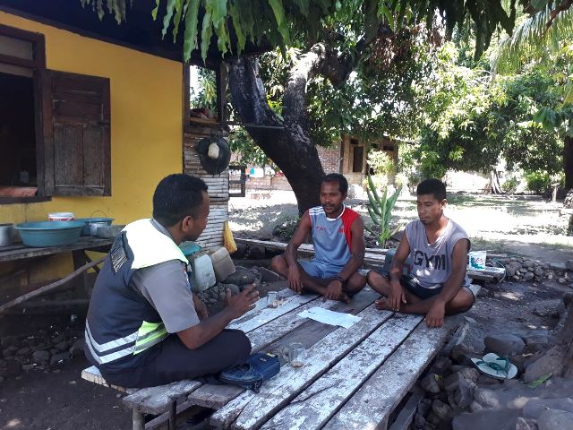 Bhabinkamtibmas Polsek Titehena Polres Flotim Sambang Masyarakat Desa Bama Suarakan Anti Hoax Jelang Pilgub NTT 2018