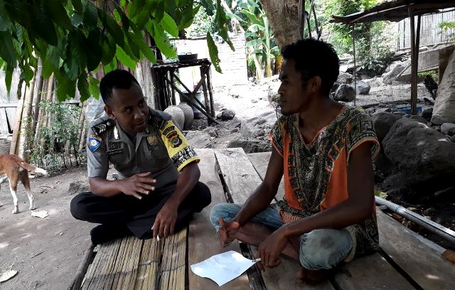 Bhabinkamtibmas Desa Kawalelo Sambang Warga Masyarakat Desa Binaanya Agar Menolak Berita Bohong, Isu Sara dan Ujaran Kebencian yang Beredar di Media Sosial Menjelang Pilgub NTT 2018