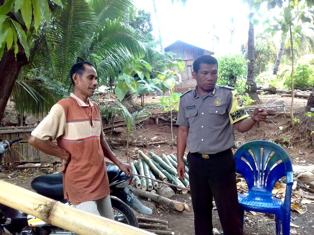 Bhabinkamtibmas Pospol Lewolema Sambangi Tokoh Masyarakat Himbau Tolak Berita Bohong, Isu Sara dan Ujaran Kebencian yang Beredar di Media Sosial Menjelang Pilgub NTT 2018