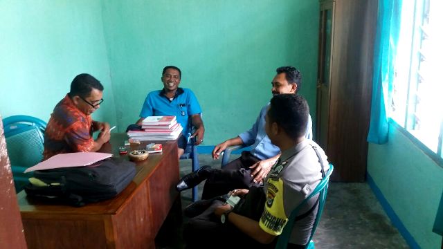 Bhabinkamtibmas Pospol Ile Boleng Sambangi Aparat Desa Bedalewun Himbau Masyarakat Tolak Berita Bohong, Isu Sara dan Ujaran Kebencian yang Beredar di Media Sosial Menjelang Pilgub NTT 2018