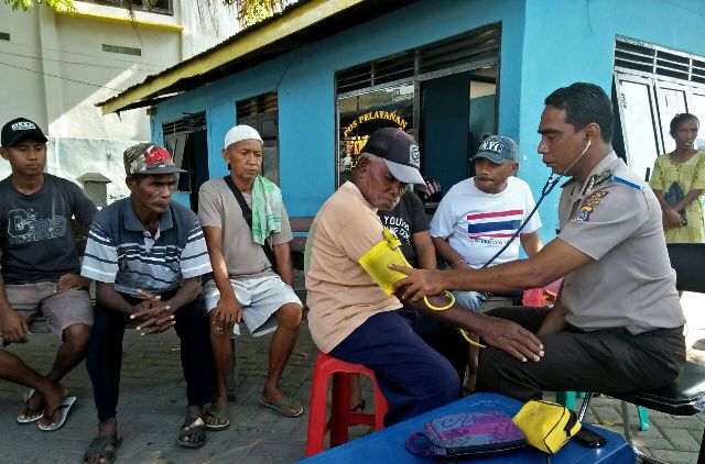 Bakti Sosial Berupa Rikkes Gratis Dan Pemberian Vitamin Oleh  Tim Kesehatan Polres Flotim Kepada Kelompok Buruh Pelabuhan Larantuka Dalam Rangka Antisipasi Hari Buruh Internasional Atau May Day  2018