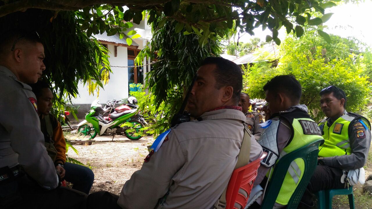 PERSONIL POLRES FLOTIM BERSAMA POLSEK ADONARA TIMUR MELAKSANAKAN GIAT PENGAMANAN KAMPANYE PASLON GUBERNUR DAN WAKIL GUBERNUR NTT PERIODE 2018/2023 DARI PAKET HARMONI DI ZONA IV WILAYAH KABUPATEN FLOTIM