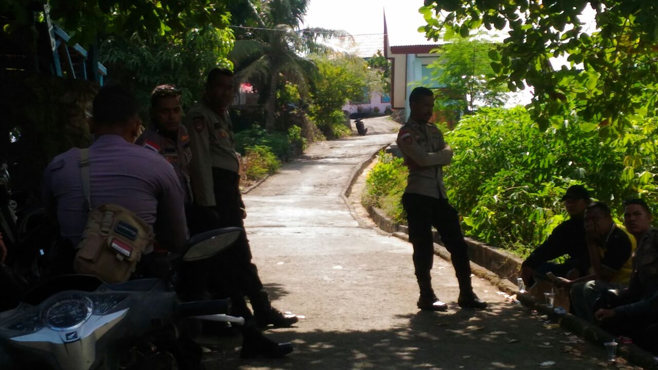 PERSONIL POLRES FLOTIM BERSAMA POLSEK ADONARA TIMUR MELAKSANAKAN GIAT PENGAMANAN KAMPANYE PASLON GUBERNUR DAN WAKIL GUBERNUR NTT PERIODE 2018/2023 DARI PAKET HARMONI DI ZONA IV WILAYAH KABUPATEN FLOTIM