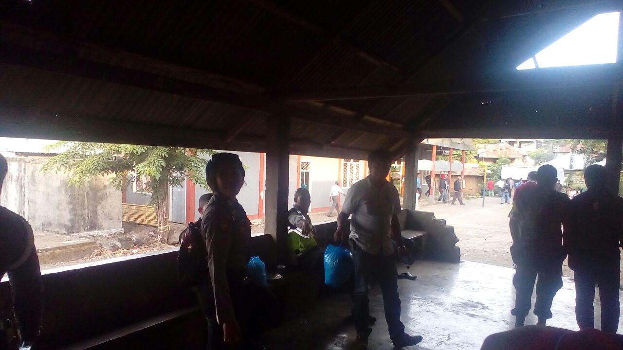 PERSONIL POLRES FLOTIM BERSAMA POLSEK ADONARA MELAKSANAKAN GIAT PENGAMANAN KAMPANYE PASLON GUBERNUR DAN WAKIL GUBERNUR NTT PERIODE 2018/2023 DARI PAKET HARMONI DI ZONA IV WILAYAH KABUPATEN FLOTIM