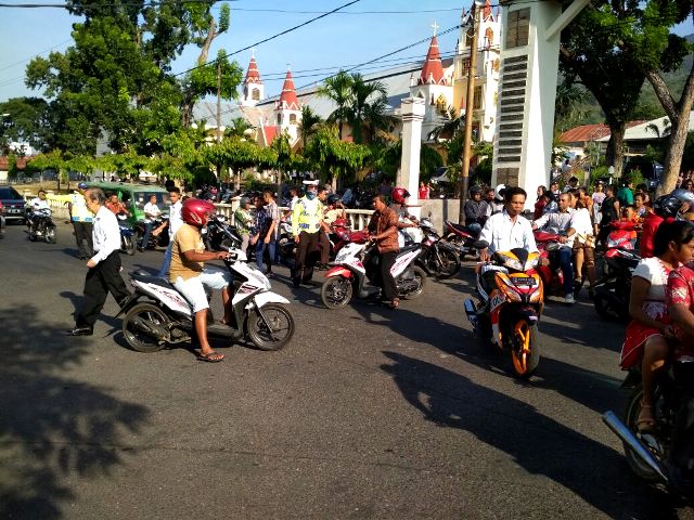 Pasca Bom Bunuh Diri Surabaya, Polres Flotim Tingkatkan Giat Pam di Gereja Antisipasi Terorisme