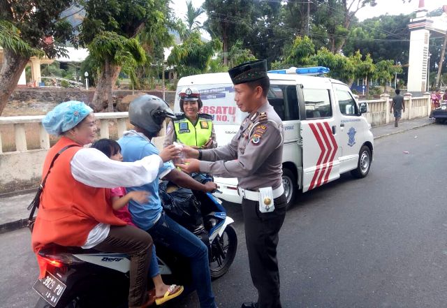 Bagi-Bagi Takjil Kepada Pengendara oleh Personil Satlantas Polres Flotim