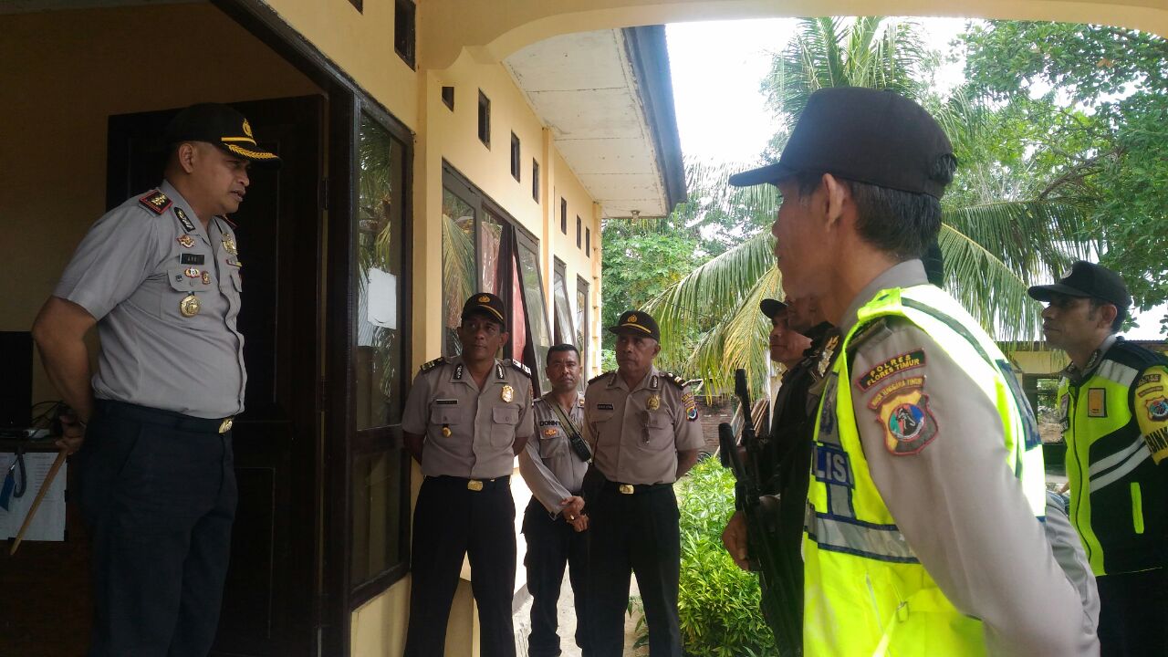 Kapolres Flotim Pimpin Apel Siaga Personil Polsek Adonara Barat di Sela Kunjungan Kerja