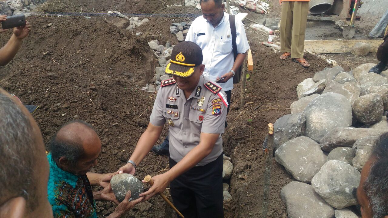 Kapolres Flotim Melaksanakan Peletakan Batu Pertama Pembangunan Rumah Dinas Polsek Adonara Barat Polres Flotim