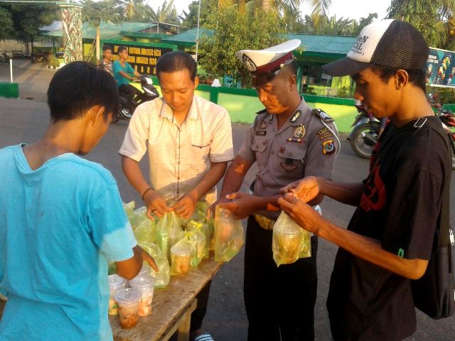 Jelang Berbuka Puasa, Anggota Sat Lantas Polsek Adotim Bersama Pemuda Mushola Paguyuban Jawa Waiwerang Kota Bagi-Bagi Takjil