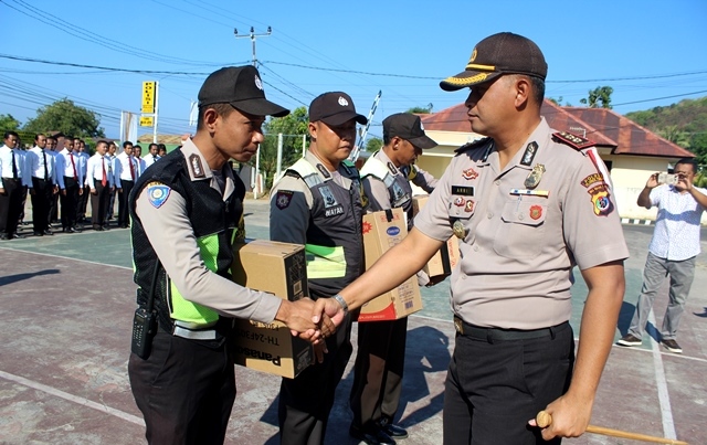 Upacara Pemberian Reward Oleh Kapolres Flotim Kepada Para Bhabinkamtibmas yang Berprestasi
