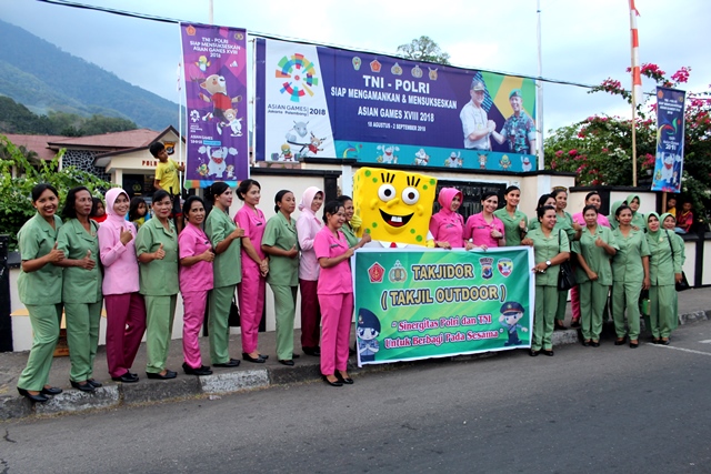 Jelang Ramadhan, Bhayangkari dan Persit Turun ke Jalan Bagi – Bagi Takjil