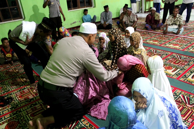 Terima Hadiah dari Kapolres, Anak – Anak Jemaah Mesjid Al- Hudah Karena Mengikuti Sholat Taraweh Sampai Selesai