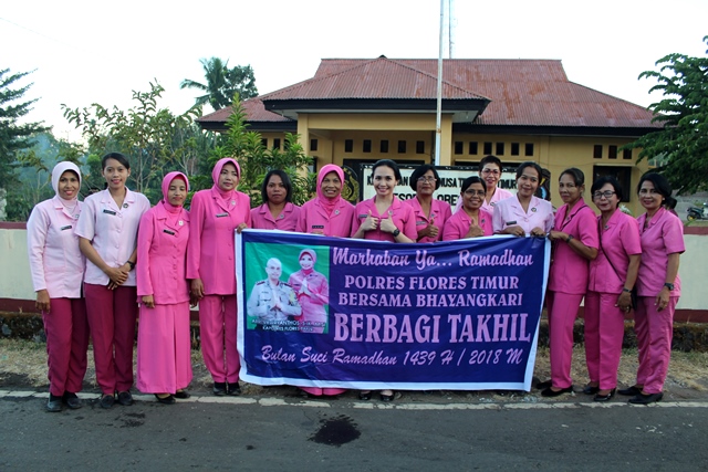 Safari Ramadhan, Takjidor (Takjil Outdoor) Oleh Bhayangkari Cabang Flotim di Polsek Wulanggitang