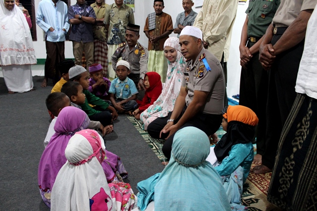 Lagi, Kapolres Flotim Memberikan Hadiah Kepada Anak – Anak Yang Mengikuti Taraweh Sampai Selesai