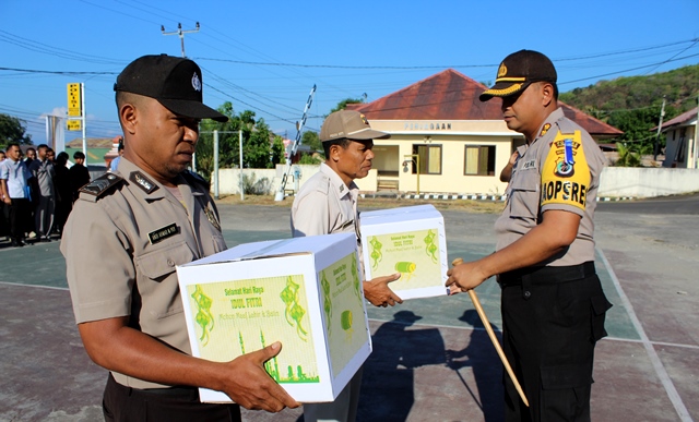 Kapolres Bagikan THR dan Bingkisan Kepada Seluruh Anggota Polres Florim