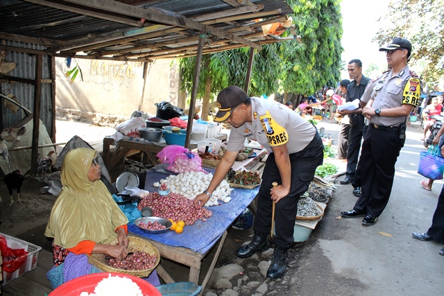 Kapolres Sidak Ketersedian dan Harga Sembako di Pasar Impres Larantuka