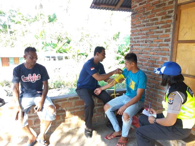 Pemeriksaan Kesehatan Satgaskes Bantuan Ops Ketupat Turangga 2018 Oleh Urkes Polres Flotim Oskar A. Lobo, AMK