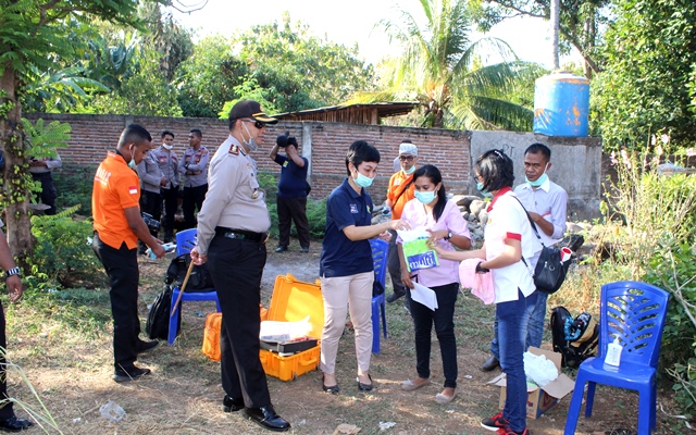 Tim Forensik Polda NTT Lakukan Otopsi 2 Jenazah Dalam Kasus Berbeda