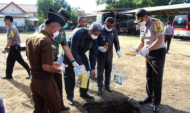 Polres Flotim Musnahkan BB, Miras dan Makanan Kadaluarsa