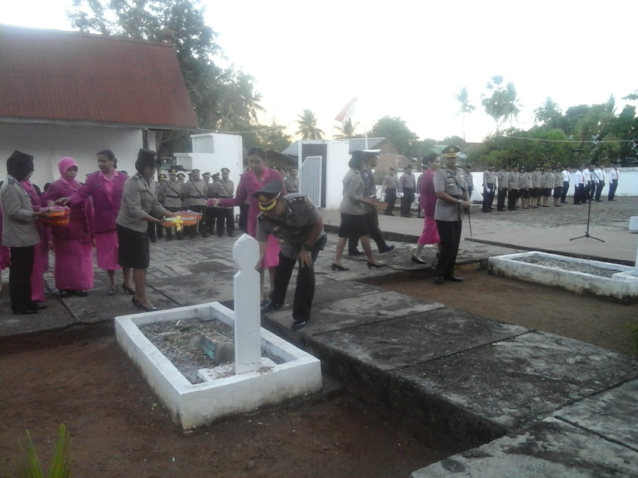 Peringati Hari Bhayangkara ke 72 Tahun 2018, Kapolres Flotim Pimpin Upacara Ziarah Rombongan ke TMP Lapak Tana