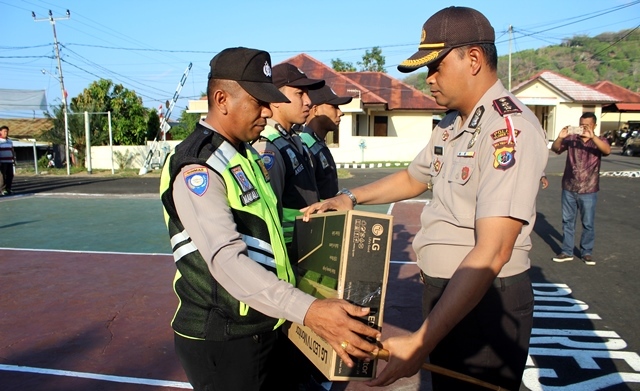Upacara Pemberian Reward Kepada Personil Bhabinkamtibmas Polres Flotim yang Berprestasi