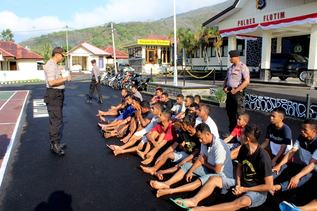 Kapolres Flotim Pantau Langsung Giat Pemeriksaan Tahanan Polres Oleh Tim Kesehatan Polres Flotim