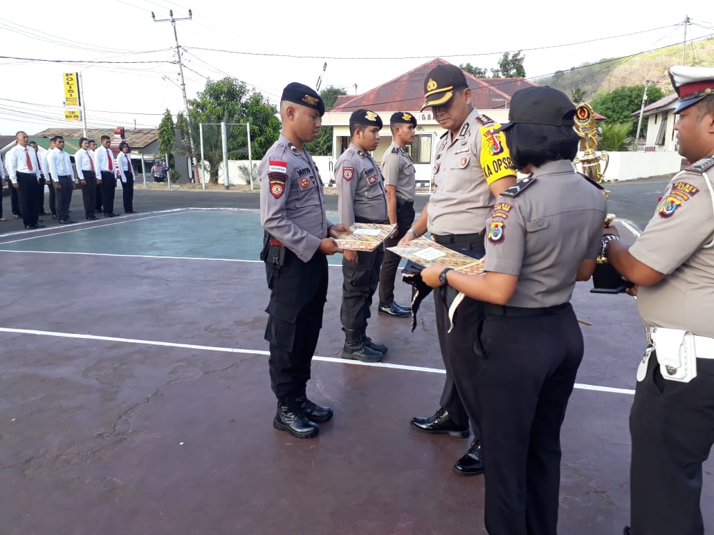 KAPOLRES PIMPIN UPACARA PEMBERIAN REWARD KEPADA PERSONIL POLRES FLOTIM YANG BERPRESTASI