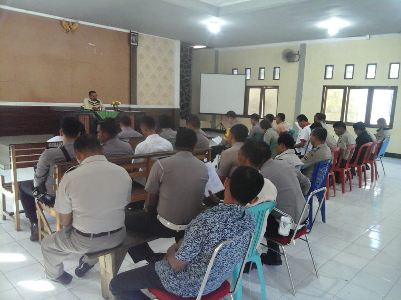 Anggota Polres Flotim Giat Binrohtal guna Tingkatkan Iman Rohani