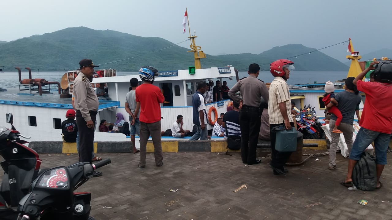 JELANG AKHIR TAHUN, POLRES FLOTIM TINGKATKAN PENGAMANAN DAN GATUR ARUS LALIN DI TEMPAT – TEMPAT KERAMAIAN DALAM RANGKA OPS LILIN TURANGGA 2018