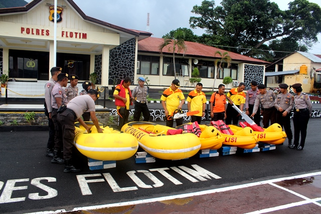 Kapolres Flotim Cek Kondisi dan Kelengkapan Peralatan SAR Terbatas Sat Sabhara