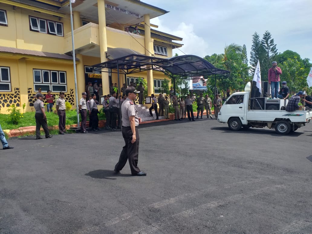 Aksi Unjuk Rasa di Kantor DPRD Kab. Flotim Mendapat Pengawalan dan Pengamanan dari Polres Flores Timur