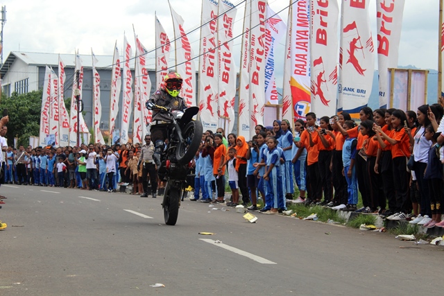 Atraksi Freestyler Motor oleh Anggota Sat Lantas Polres flotim