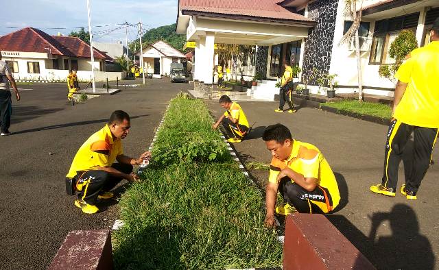 Jumat Bersih, Kapolres Flotim Pimpin Langsung Pelaksaan Kurvei di Seputaran Mako