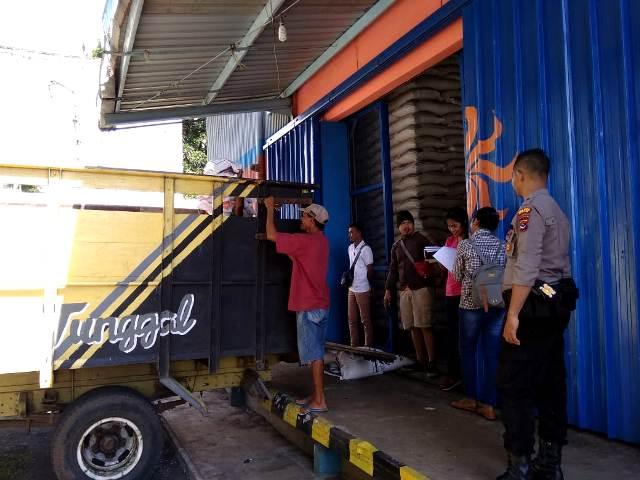 Berikan Rasa Aman, Satuan Sabhara Polres Flotim Kawal Pendistribusian Bansos Rastra ke Desa – desa