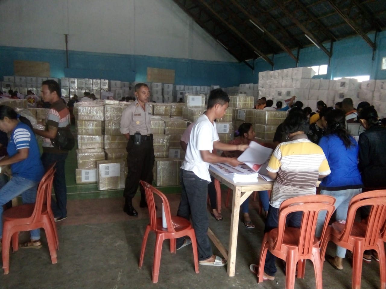 Kasat Sabhara Polres Flotim Pantau Kegiatan Penyortiran dan Pelipatan Surat Suara Pemilu 2019 di Gudang Logistik KPUD Flotim