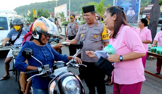 Semarak Ramadhan, Polres Flotim Bagi Takjil Gratis ke Pengendara