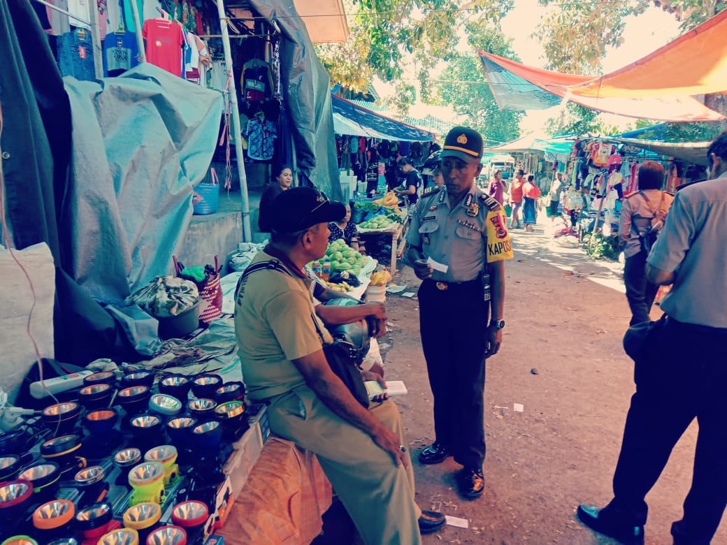 Kasat Binmas Bersama Anggota melaksanakan Binluh Terhadap Pengunjung Pasar Oka - Larantuka