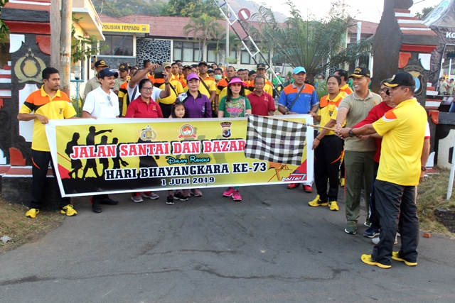 Polres Flotim Meriahkan Hari Bhayangkara ke-73 Dengan Menggelar Jalan Santai dan Bazar Murah