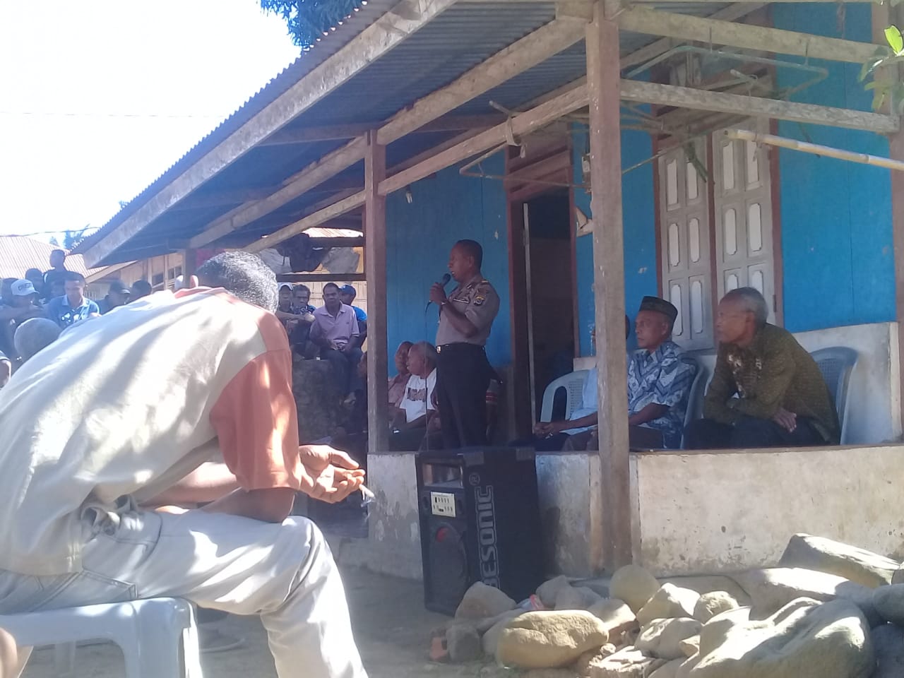 Pasca Konflik Adoteng, Kasat Binmas Polres Flotim Gencar Berikan Himbauan Kamtibmas Kepada Warga Desa Nubalema 2 Untuk Menuju Perdamaian